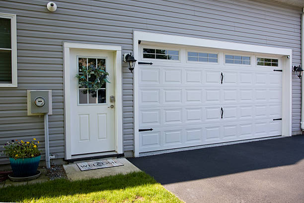 24/7 Emergency Garage Door Panel Replacement experts in Walled Lake, MI